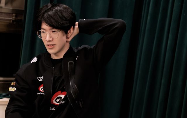 尽管他在进 尽管他在进