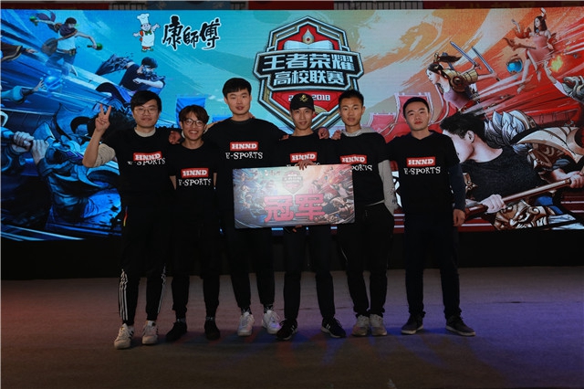 冒着风雨等 冒着风雨等